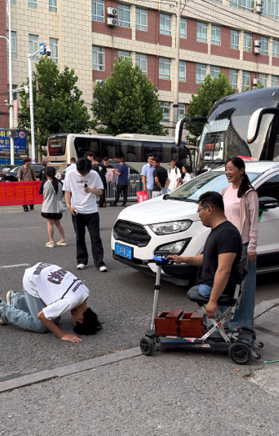 犇牛聚财 人间·高考人物④丨高考走出考场，他“跪”向无腿父亲