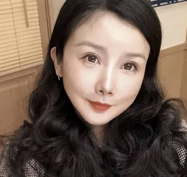 大盈家 破罐子破摔! 44岁孙菲菲现状, 官宣离婚、自曝大瓜、揭秘业内乱象