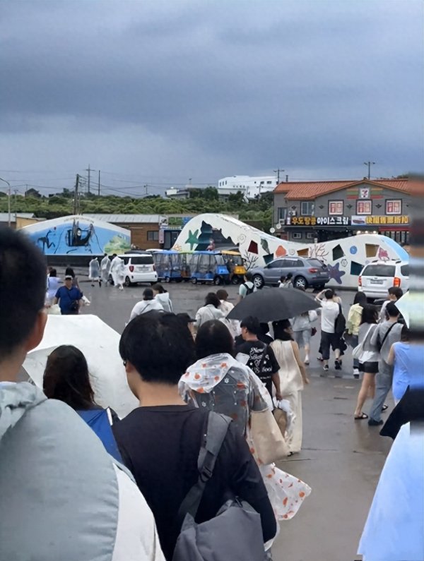 中联亿配 汪峰现身济州岛, 在雨中还给女友森林北撑伞, 两人挽着胳膊超甜蜜